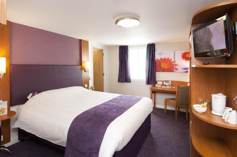 Premier Inn St. Neots Exteriör bild