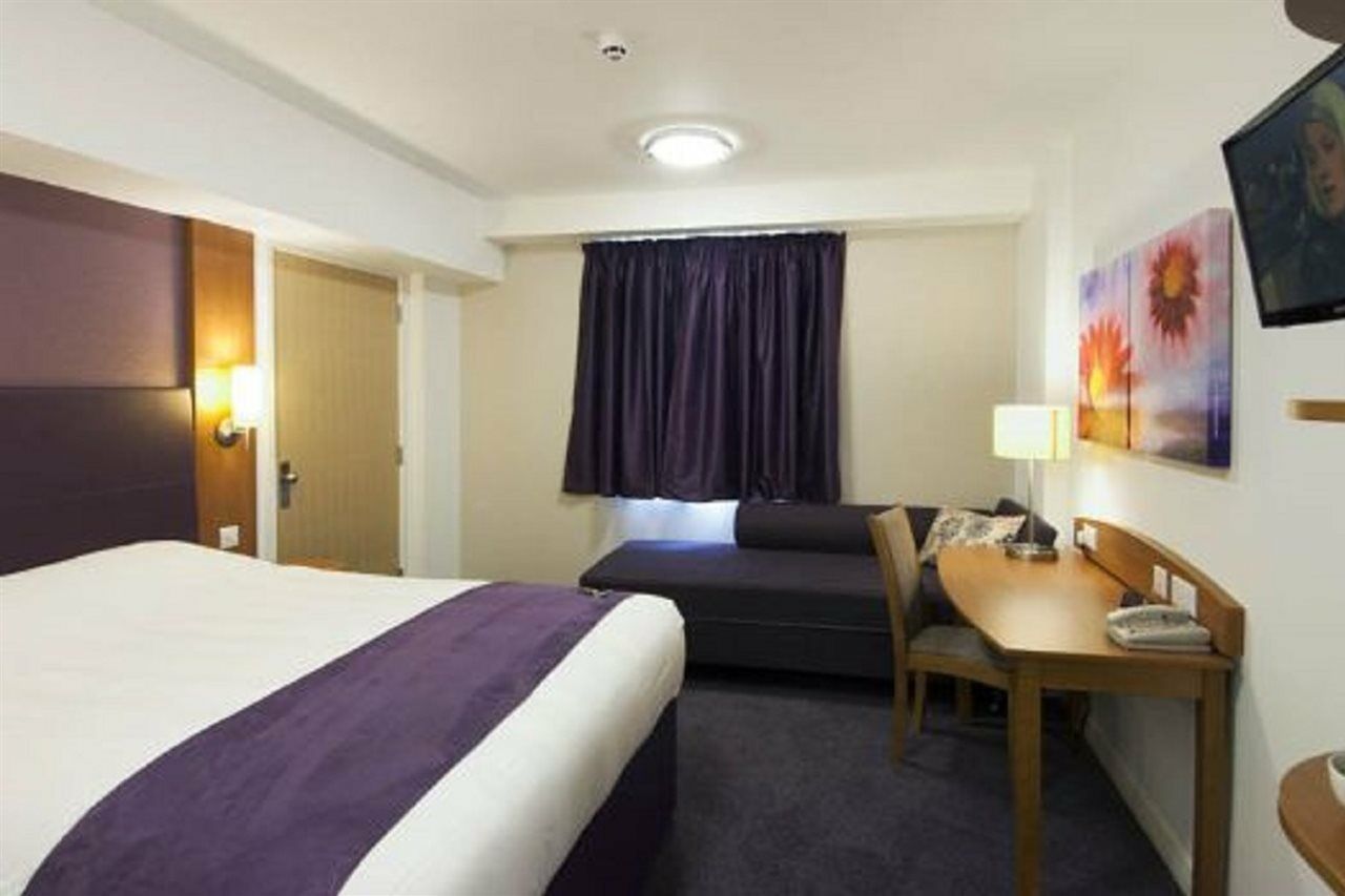 Premier Inn St. Neots Exteriör bild